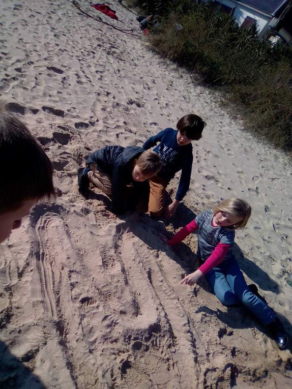 Rituel de veille de vacances: sports collectifs à la plage, châteaux de sable, land art ...