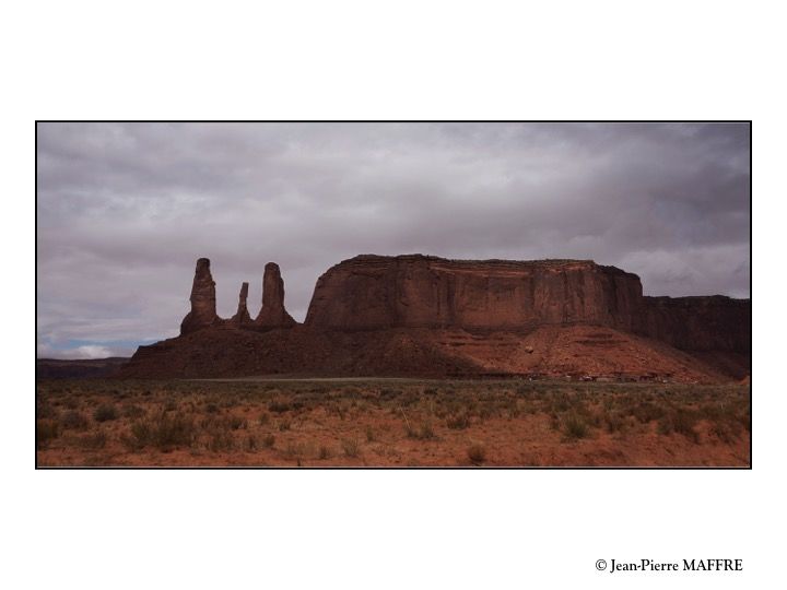 Ces terres d'une beauté époustouflante ont été façonnées par l'eau et le vent pendant des millions d'années. Elles font partie du territoire du peuple Navajo.