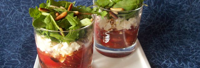 Tartare de tomates, roquette et pignons torréfiés