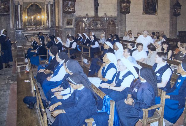 Visite des Soeurs francophones du monde entier le 04 décembre 2008. L'église était pleine durant la messe, et les chants des Soeurs ont enthousiasmés les Caunois présents.