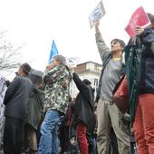 Bourges : ambiance tendue devant la préfecture entre FN et pro-migrants