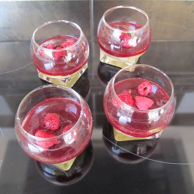 POIRE A LA CARDAMOME, GELEE DE CITRON ET COCKTAIL DE FRUITS ROUGES