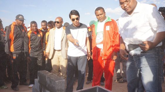 le Président Andry Rajoelina, a procédé à la pose de la première pierre du futur Temple de Rugby. Photos: Harilala Randrianarison