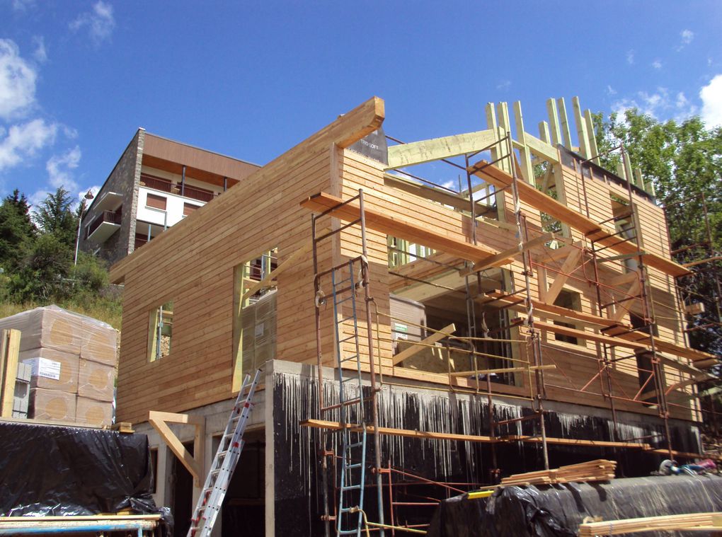 Montage d'un chalet en poteau-poutre à la Station de Valberg dans les Alpes-Maritimes