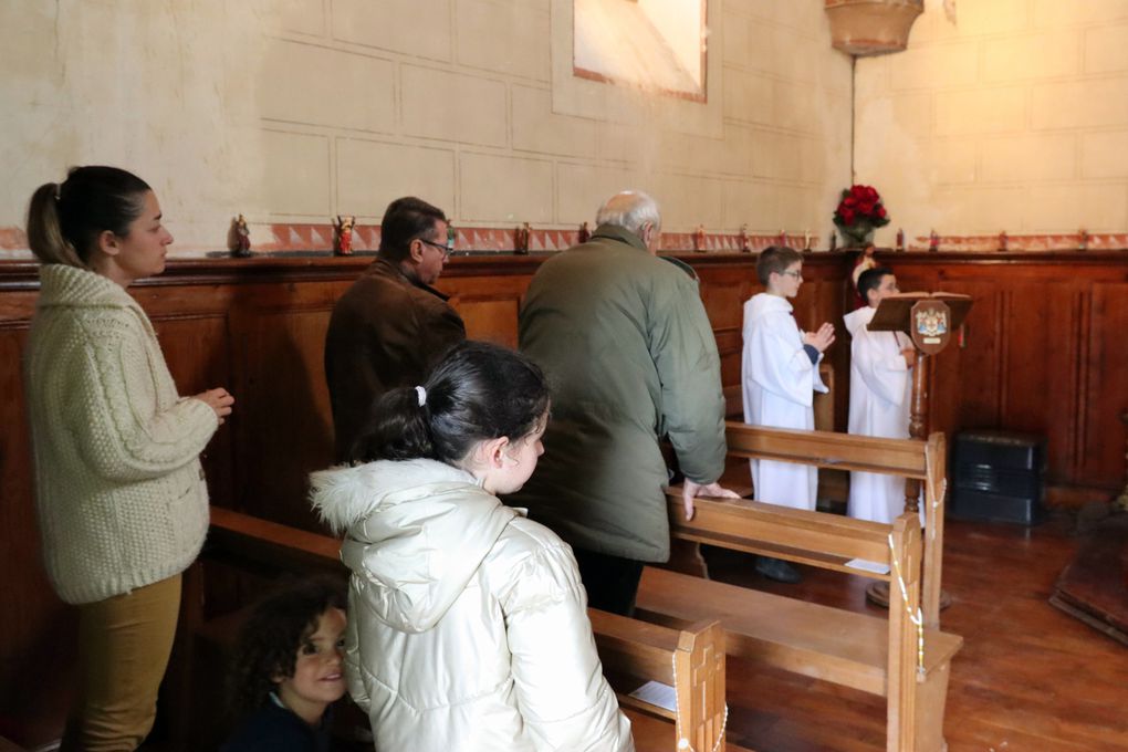 Messe avec le prêtre, habillé de couleur violet en signe de pénitence, afin de demander les grâces pour de bonnes récoltes...