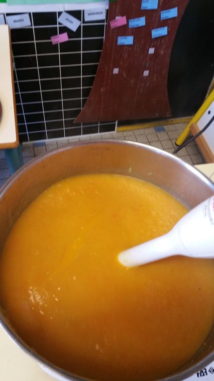 Au travail: il a fallu éplucher, laver, couper et ... attendre que la soupe mijote!