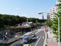 Tokyo, la diversité ! Ainsi donc, voila différentes photos, toutes intéressantes de lieu, de véhicules ou quoi que j'ai pu prendre à Tokyo ce jour-là. On retrouve donc le JR Yamanote (oui, le train avec du vert ~) et sa gare comme le lieu où l'on se purifie avant d'entrer dans un temple. Ou alors le passage piéton que j'ai emprunté presque tous les matins, un bus illustré par des mangas. Une photo de vélo prise près d'un magasin de Johnny's à Harajuku et dont je suis très très fière. Ou le panneau de la Takeshita Dori dont je parle plus bas dans l'article. (NB : Je conseille de cliquer sur les images, surtout celle en bas à gauche ♪)