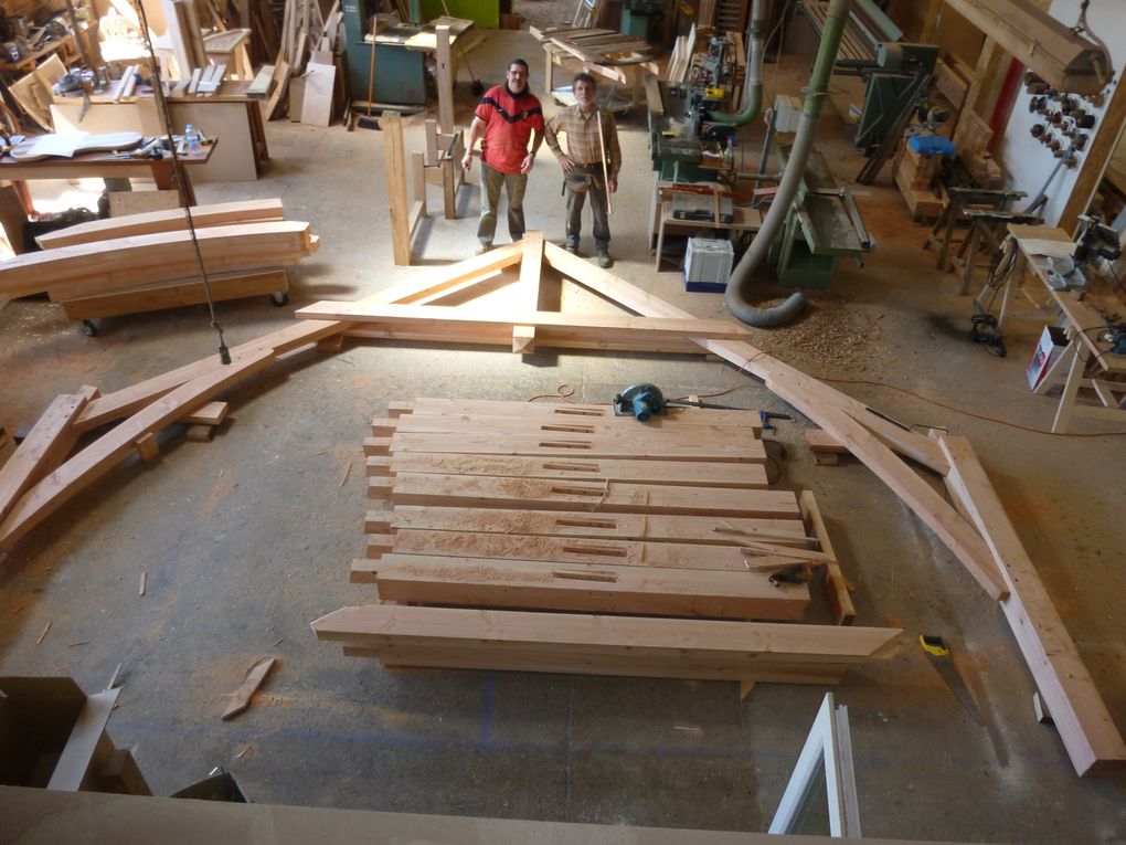 Réalisation d'une couverture de terrasse pour un VVF, village de vacances. Avant, pendant le chantier, et après...