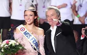 Alain Delon claque la porte du Miss France 