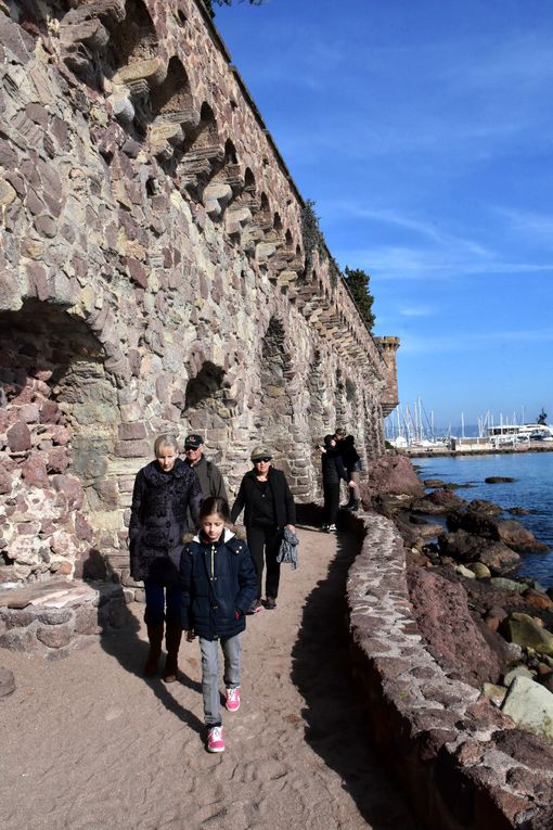 IL ETAIT UNE FOIS UN CHATEAU LES PIEDS DANS L’EAU