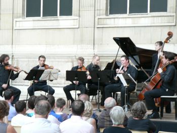 Septuor dans la cour de Guise : Benoît Grenet-violoncelle, Pascal Oddon-violon, Paul Radais-alto, Emmanuel André-violon, Julien Le Pape-piano Romain Leleu-trompette & Christophe Dinaut-contrebasse