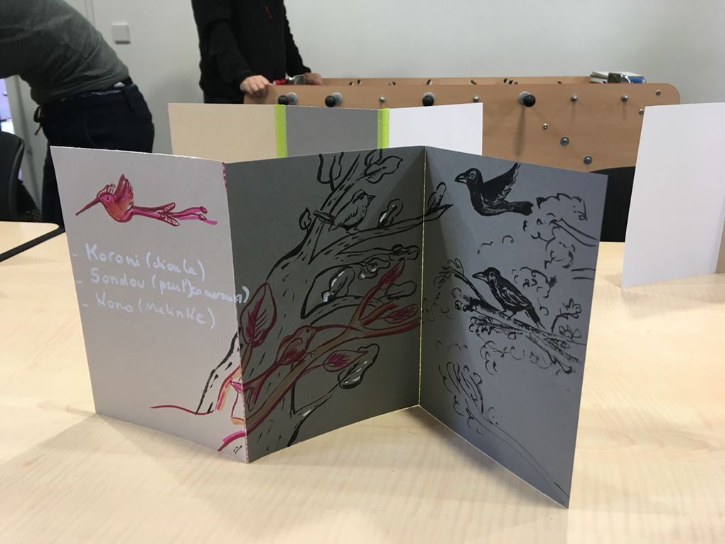 Les participants ont construit leurs carnets, puis nous avons démarré l'atelier avec des feutres pinceaux, puis avec des pinceaux très fins et de l'encre de Chine.