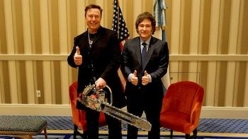 JAVIER MILEI REALIZÓ "SU PRIMER SHOW" AL ENCONTRARSE CON EL MAGNATE ELON MUSK A QUIEN LE REGALÓ UNA LUJOSA MOTOSIERRA. ¿HABRA INVERSIONES?. ¿CÓMO SIGUE LA GIRA "TIPO ROCKERA" QUE LE IMPRIME MILEI?