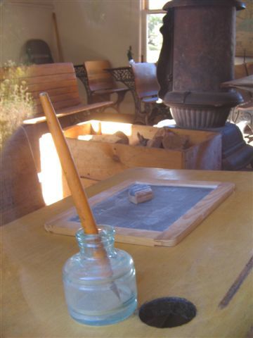 <p>Dans le Parc National de Capitol Reef, on peut visiter une petite &eacute;cole cr&eacute;&eacute;e par la communaut&eacute; Mormon &agrave; la fin du 19&egrave;me si&egrave;cle. Elle se situe au coeur du canyon de Capitol Reef sur la rivi&egrave;re Fremont&nbsp;dans un oasis de verdure nomm&eacute; Fruita. L'&eacute;cole a ferm&eacute; ses portes en 1941. </p>