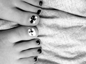 Nail Art bleu et blanc sur ongles de pieds