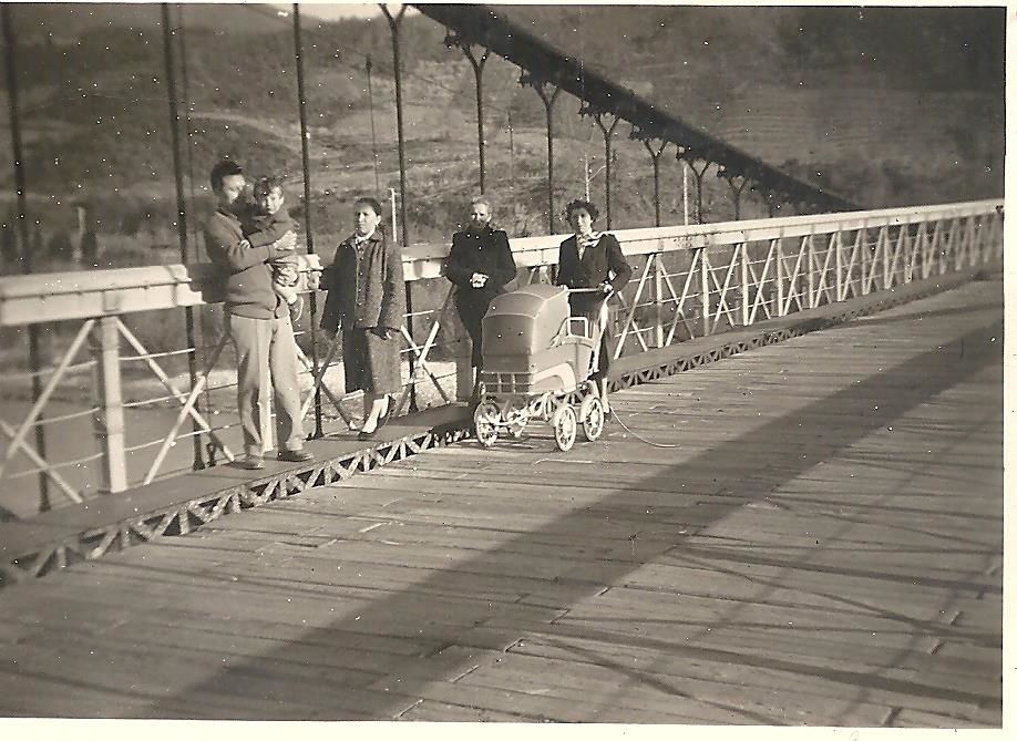Promenade sur le pont. 1956