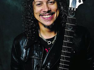 kirk hammett, un guitariste américain connu pour être le soliste du groupe de heavy et heavy trash metallica