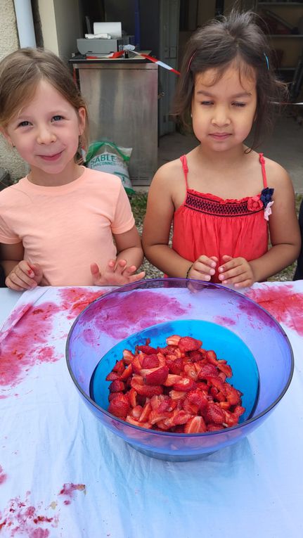 La classe de C.P et de M.S /G.S ont réalisé cette recette de   confiture de fraises ensemble.