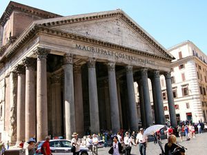 Le panthéon (126 après JC) , le plus vieux bâtiment de la ville, fermé à la visite le dimanche matin pendant un office religieux. A l'intérieur, il y a, parait-il, le tombeau de Raphaël. 