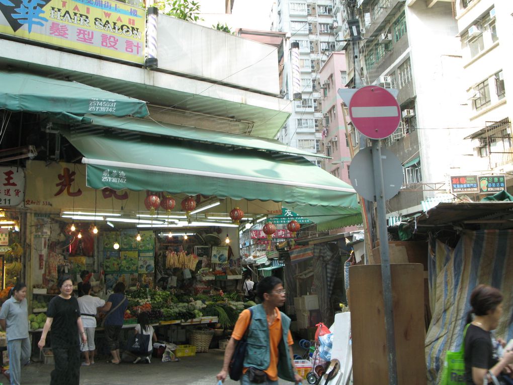 Les photos ont été prisent dans une petite autobus dans les rues de Hong Kong. C ’ est le marché de viande