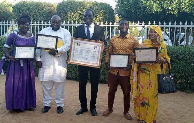 Tchad:  Remise des attestations de fin de formation en langue anglaise à l'intention du personnel de la Direction de l'émigration et immigration de la Police Nationale Tchadienne