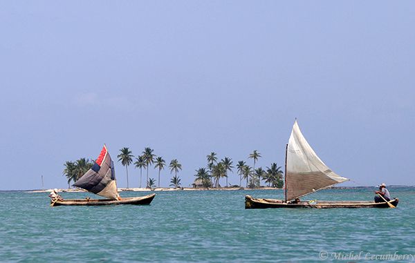 Photo de pirogues Kunas devant une ile des San Blas au Panama