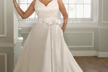 Robe A-ligne col en v décorée de plis et de noeud en satin robe de mariée