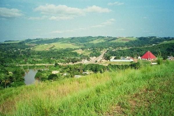 Loin de mon Pays, loin de mon village, la vie est si triste pour moi!