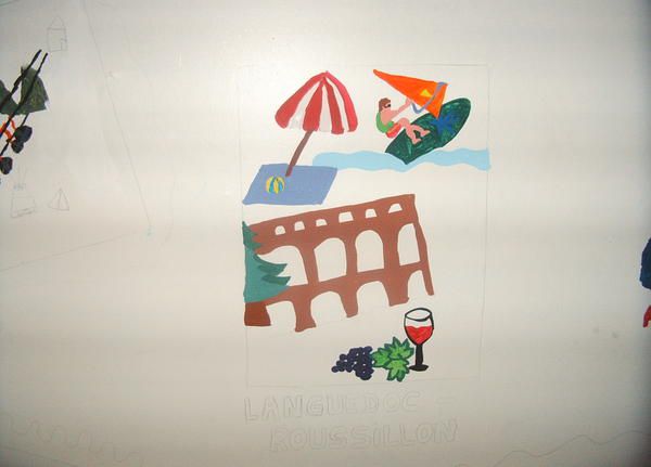 Projet d'arts plastiques sur les timbres et les régions réalisé sur les murs de l'agence Postale de St Maurice-lès-Charencey.