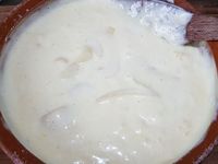 2 - Peler les pommes et détailler en lamelles. Faire revenir quelques minutes dans une poêle avec le beurre en remuant. Rajouter 3 cl de calvados et faire flamber. Incorporer les pommes dans la pâte. Beurrer et fariner un moule à manquer et le remplir de la préparation. Saupoudrer de sucre vanillé et enfourner 30 mn environ th 7 (210°). Sortir du four et laisser tiédir avant de démouler.