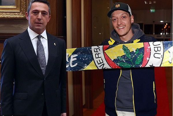 Le président de Fenerbahce demande aux fans un don pour aider à financer le salaire de 13 millions de livres sterling de Mesut Ozil après son déménagement d'Arsenal