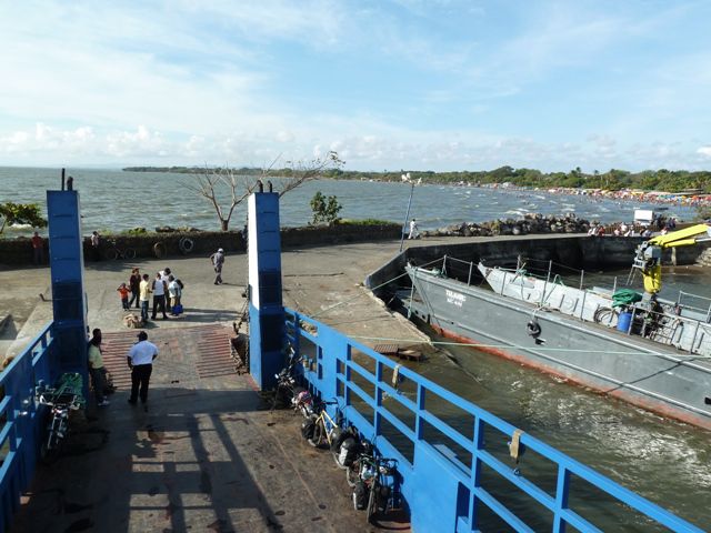 Une semaine sur l'île d'Ometepe du 15 au 22 avril 2011.
L'île d'Ometepe située sur le lac de Nicaragua est la plus grande île entourée d’eau douce du monde. Elle est constituée de deux volcans: Conception (1610m) et Maderas (1394m). Nous avon