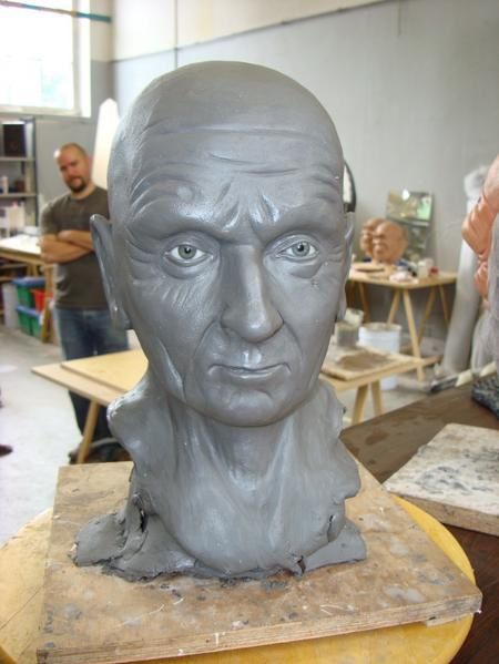 Voici différentes étapes dans la création de la réplique taille réelle de la tête du personnage de Jigsaw en vue de l'exposition "SAW" de cette fin d'année à Tournai (Belgique)
