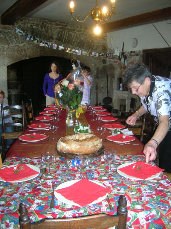 Cél et Laurent ont réuni leur famille pour fêter leur PACS en Auvergne. Une semaine de gastronomie et de découvertes du pays pour célébrer leur union.