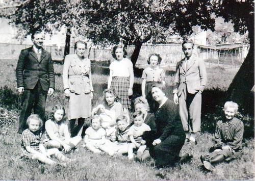 Cet album regroupe les Familles de:
Bernard HOTELLIER et Jeanne MILESI
Marie-LOUISE HOTELLIER et Roger BEAUDET
Geneviève HOTELLIER et Félix BLANC
Paul HOTELLIER