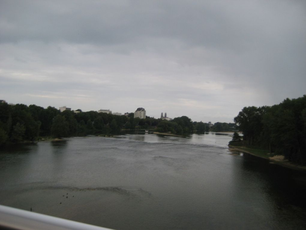 J’atteins rapidement Orléans, vers 17 h. Le temps n'est pas merveilleux, mais au moins il ne pleut pas. J'ai même le temps de sortir d'Orléans en suivant le "canal d'Orléans".