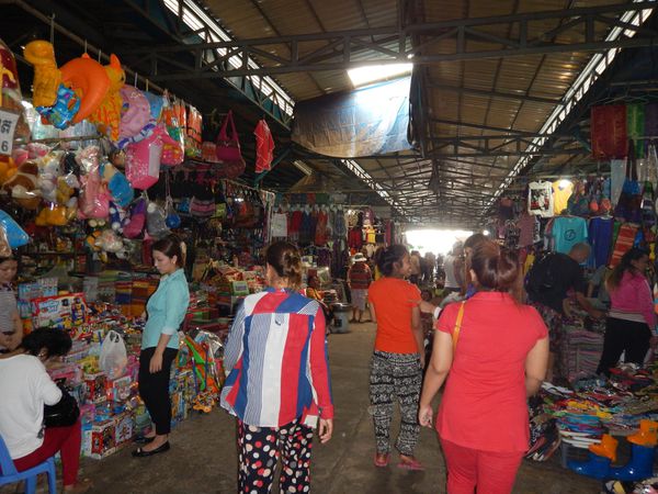 Le marché couvert et ses abords et le sourire Khmers.