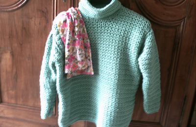 Pull femme au crochet; grande taille. 46/48