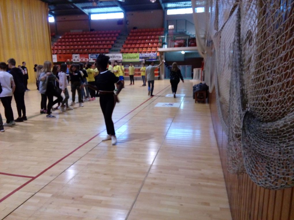 Intercanvi escolar a Lleida amb un taller d'iniciacio a la sardana