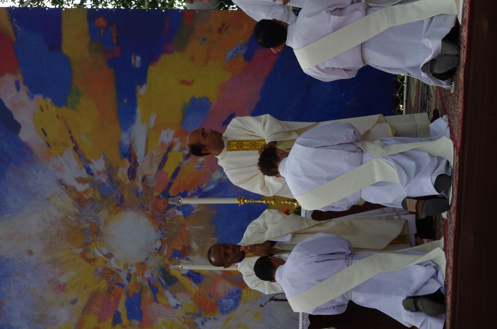 Dimanche 24 Juin 2012, Par l'imposition des mains et le don de l'Esprit Saint, Son Excellence Monseigneur Dominique Rey, évêque de Fréjus-Toulon ordonne. Pour le diaconat en vue du sacerdoce ils sont au nombre de 9. Pour le presbytérat au nombre