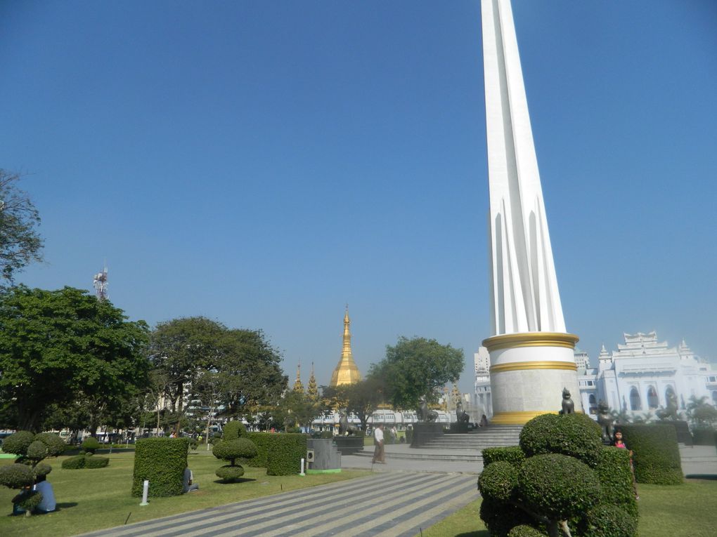 Passage quasiment obligé au cours d'un voyage au Myanmar, Yangon mérite une halte de quelques jours. Il y a la pagode Shwedagon, mais aussi l'animation dans les rues de la ville, du quartier indien au quartier chinois, en passant par le quartier mu