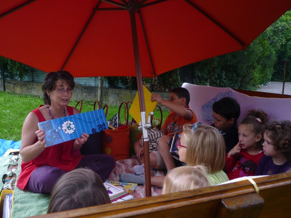 la "Charrette à Histoires" s'est promenée à la rencontre des enfants dans différents arrondissements de Lyon mais aussi à l'extérieur de la ville avec toujours plus d'albums à son bord.