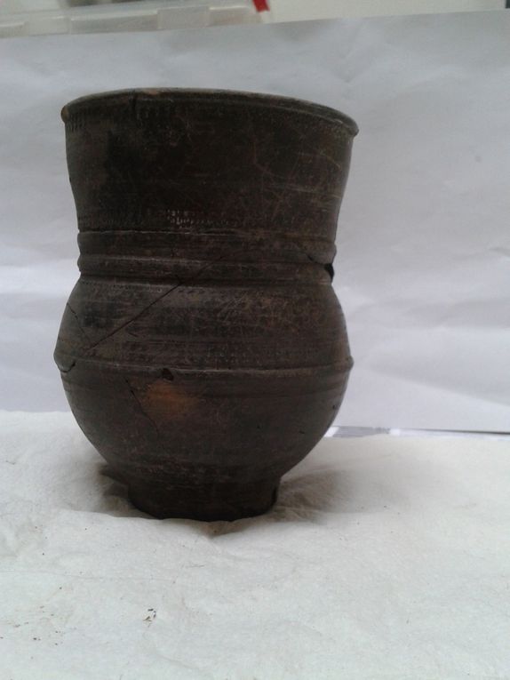 Vase étrusque - haute antiquité - Restauration muséale (simple collage des tessons)