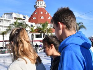 Ils ont même installé une patinoire sur la plage (pas très écolo tout cela !!!).