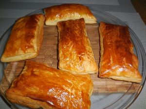 2 - Découper des rectangles de pâte d'environ 15 cm x 5 cm. Les placer sur une plaque anti-adhésive et les dorer au jaune d'oeuf. Mettre au four préchauffé th 6 (180°) pendant 15 à 20 mn environ. Les rectangles de pâte doivent être bien gonflés et dorés. 