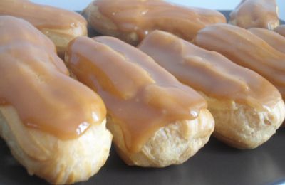 Des éclairs Lemon curd glaçage Caramel