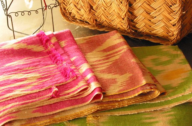 Batik, Ikat, Suzanis et tapis de laine angora