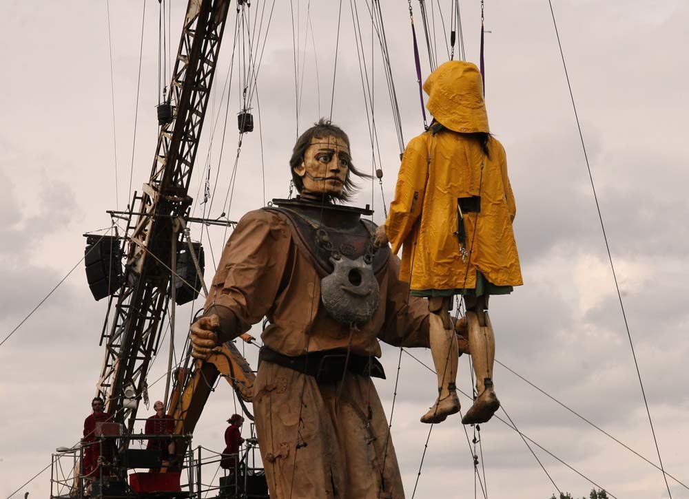 La petite géante du Titanic et le scaphandrier - Nantes 2009 Royal de Luxe - Journee 2 
