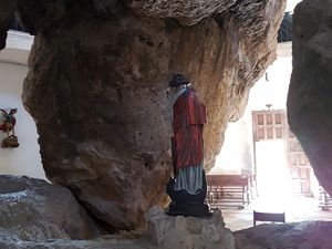 Enormous stones in a church/ énormes rochers dans une église 