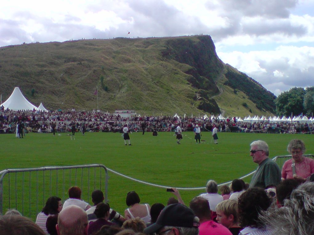 3 jours en Ecosse, guidée par Pepette et sa titine. Au menu : les HighLand Games, le Clan Gathering, Edinburgh, St Andrews, Crail, Wallace Monument, et Glasgow... en route !